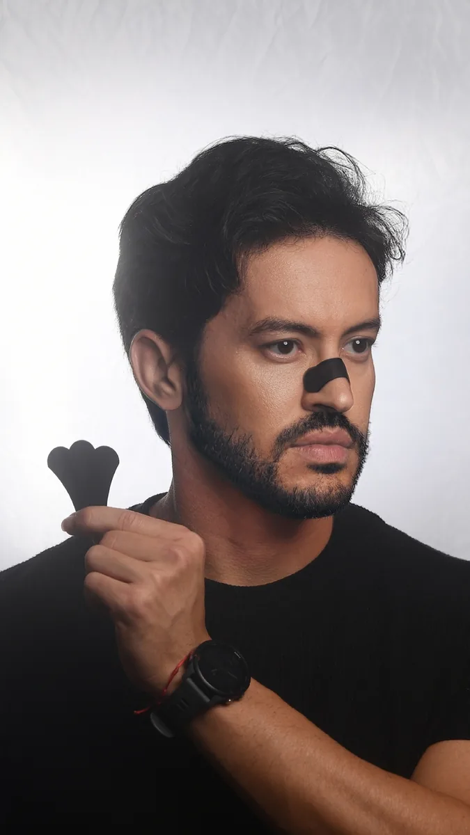 Homem usando o Aero 1 e segurando o tape nasal na mão